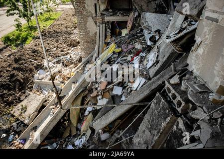 Bakhmut, Ukraine. 24th mai 2022. Ruines et débris d'un bâtiment résidentiel à Bakhmut, Donbas. Comme Bakhmut est une ville clé des forces ukrainiennes pour défendre la région du Donetsk (Donbass), la ville est attaquée par les troupes russes. L'invasion russe de l'Ukraine a commencé le 24 février, la guerre qui a tué de nombreux civils et soldats. Crédit : SOPA Images Limited/Alamy Live News Banque D'Images