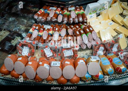 Bakhmut, Oblast de Dontesk, Ukraine. 24th mai 2022. Les prix élevés de la nourriture peuvent être vus dans un supermarché à Bakhmut, Donbas comme Bakhmut est une ville clé pour les forces ukrainiennes dans la défense de la région de Donetsk (Donbas), la ville est en attaque par les troupes russes. L'invasion russe de l'Ukraine a commencé le 24 février, la guerre qui a tué de nombreux civils et soldats. (Image de crédit : © Alex Chan TSZ Yuk/SOPA Images via ZUMA Press Wire) Banque D'Images