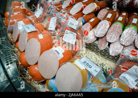 Bakhmut, Oblast de Dontesk, Ukraine. 24th mai 2022. Les prix élevés de la nourriture peuvent être vus dans un supermarché à Bakhmut, Donbas comme Bakhmut est une ville clé pour les forces ukrainiennes dans la défense de la région de Donetsk (Donbas), la ville est en attaque par les troupes russes. L'invasion russe de l'Ukraine a commencé le 24 février, la guerre qui a tué de nombreux civils et soldats. (Image de crédit : © Alex Chan TSZ Yuk/SOPA Images via ZUMA Press Wire) Banque D'Images