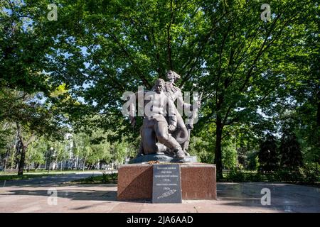 Bakhmut, Oblast de Dontesk, Ukraine. 24th mai 2022. Une statue soviétique peut être vue dans un parc à Bakhmut, Donbas. Comme Bakhmut est une ville clé des forces ukrainiennes pour défendre la région du Donetsk (Donbass), la ville est attaquée par les troupes russes. L'invasion russe de l'Ukraine a commencé le 24 février, la guerre qui a tué de nombreux civils et soldats. (Image de crédit : © Alex Chan TSZ Yuk/SOPA Images via ZUMA Press Wire) Banque D'Images