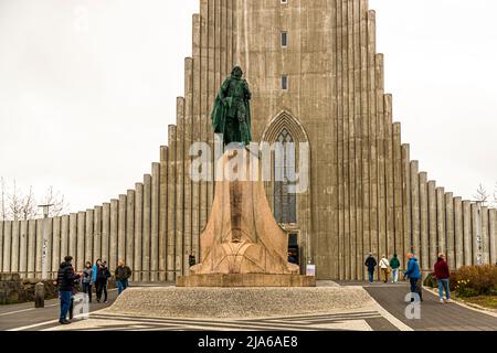 La statue de Leifur Eiríksson (connue en anglais sous le nom de Leif Eriksson) a été un cadeau des Etats-Unis en Islande pour commémorer le 1000 ans de Alþingi, le Parlement islandais. Reykjavik, Islande Banque D'Images