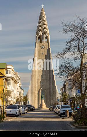 Église de Hallgrimskirkja à Reykjavik avec la statue de Leifur Eiríksson (également connue sous le nom de Leif Eriksson), Islande Banque D'Images