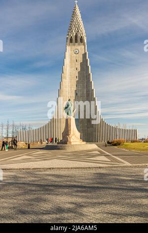 Église de Hallgrimskirkja à Reykjavik avec la statue de Leifur Eiríksson (également connue sous le nom de Leif Eriksson), Islande Banque D'Images