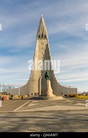 Église de Hallgrimskirkja à Reykjavik avec la statue de Leifur Eiríksson (également connue sous le nom de Leif Eriksson), Islande Banque D'Images