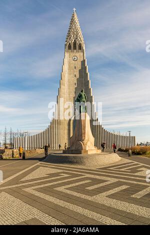 Église de Hallgrimskirkja à Reykjavik avec la statue de Leifur Eiríksson (également connue sous le nom de Leif Eriksson), Islande Banque D'Images