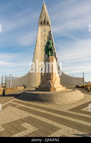 Église de Hallgrimskirkja à Reykjavik avec la statue de Leifur Eiríksson (également connue sous le nom de Leif Eriksson), Islande Banque D'Images