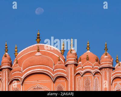 Détail de l'Hawa Mahal, le palais des vents de Jaipur et la lune, Rajasthan, Inde Banque D'Images