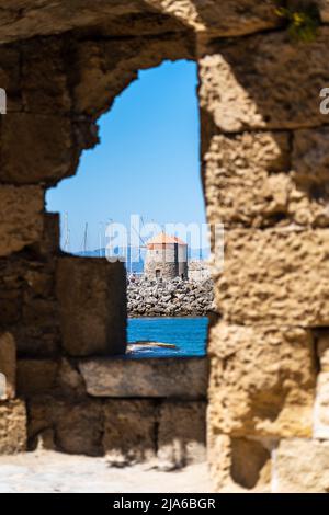 Les moulins à vent de Rhodes offrent une vue depuis les fenêtres de la tour de Naillac Banque D'Images