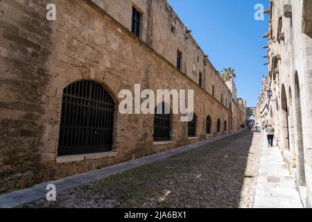 10.04.2022 rue des Chevaliers, rue la plus célèbre de la vieille ville, île de Rhodes, Grèce Banque D'Images