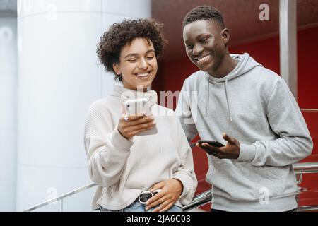 couple multiculturel parlant sur un smartphone via le lien vidéo . Banque D'Images