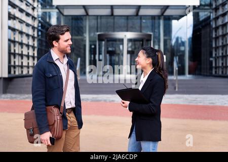 homme et femme asiatique souriante parlant d'affaires Banque D'Images