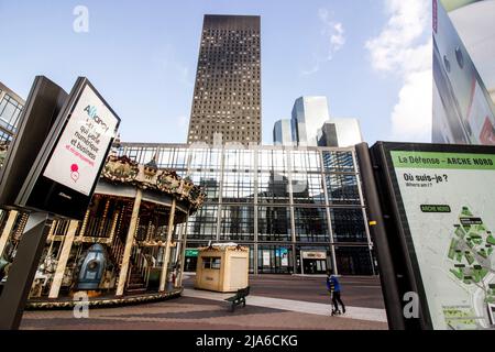 Lorsque les lignes entrent en collision (LA DÉFENSE). Portefeuille sur le quartier de la Défense à Paris. France. Banque D'Images