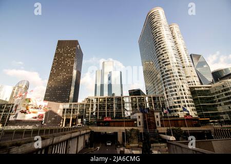 Lorsque les lignes entrent en collision (LA DÉFENSE). Portefeuille sur le quartier de la Défense à Paris. France. Banque D'Images