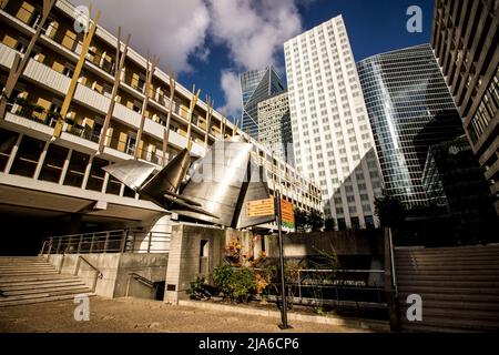 Lorsque les lignes entrent en collision (LA DÉFENSE). Portefeuille sur le quartier de la Défense à Paris. France. Banque D'Images