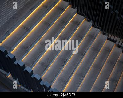 vue avant de l'arrière-plan de l'escalier vide éclairé Banque D'Images