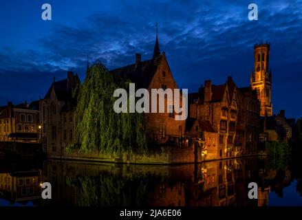 Le Rozenhoedkaai Bruges, Belgique au crépuscule Banque D'Images