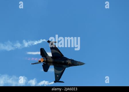 Bakou - Azerbaïdjan : 26 mai 2022. Turc F-16 Falcon - équipe d'affichage de Soloturk pendant le salon de l'air. Faucons turcs au Teknofest. Banque D'Images