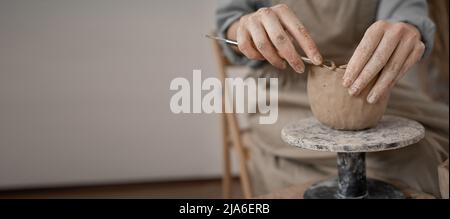 Gros plan des mains de femmes travaillant avec l'argile. Le potier fait des plats et d'autres objets artisanaux. Céramique. Concept de loisirs et de loisirs, Banque D'Images