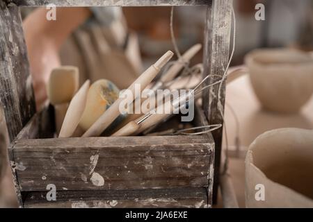 outils de modélisation dans une boîte en bois. Poterie, concept d'art céramique. Banque D'Images