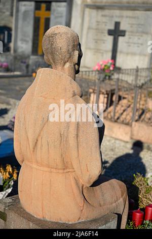 Statue d'un Capuchin au cimetière Saint-Abbondio de Gentilino, canton du Tessin, Suisse Banque D'Images