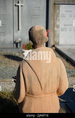 Statue d'un Capuchin au cimetière Saint-Abbondio de Gentilino, canton du Tessin, Suisse Banque D'Images