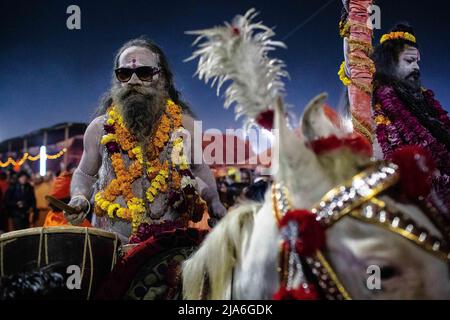 Naga Saddhus fêtez leur chemin vers le bain Saint pendant le festival Kumbh Mela. Tous les douze ans, des millions de fidèles hindous commencent un pèlerinage massif au plus sacré des festivals indiens: Le Kumpha Mela, qui a lieu à Prayagraj, un lieu considéré particulièrement propice parce qu'il est à la confluence du Gange, Yamuna et le mythique Saraswati. On estime qu'en 2019, 120 millions de personnes ont assisté à l'enclos sacré pendant un mois et demi. Ce nombre, équivalent à la population totale du Japon, et 40 fois le nombre de pèlerins qui visitent la Mecque Banque D'Images