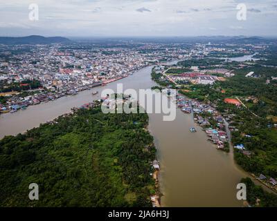 (NOTE AUX ÉDITEURS : image prise avec un drone)une vue aérienne de la rivière TAPI et de la ville de Surat Thani. La vie quotidienne dans les mangroves le long de la rivière TAPI à Surat Thani, Thaïlande. Au cours de la dernière décennie, les mangroves ont commencé à disparaître au fur et à mesure de l'expansion de l'élevage de crevettes, ce qui a conduit au développement de fermes au sein des mangroves qui détruisent l'écosystème en échange de profits à court terme. Le tourisme de masse en Thaïlande et les déchets plastiques sont parmi les autres facteurs contribuant à la lente disparition des mangroves. (Photo de Matt Hunt/SOPA Images/Sipa USA) Banque D'Images