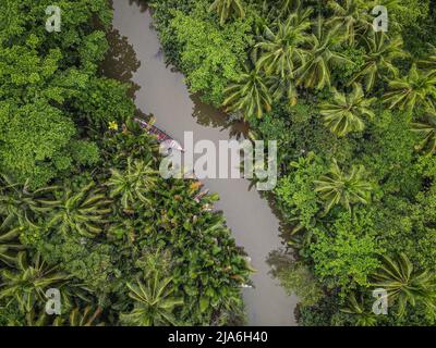 (NOTE DE LA RÉDACTION : image prise avec un drone) vue aérienne d'un bateau de pêche à queue longue sur un canal le long de la rivière TAPI à Surat Thani. La vie quotidienne dans les mangroves le long de la rivière TAPI à Surat Thani, Thaïlande. Au cours de la dernière décennie, les mangroves ont commencé à disparaître au fur et à mesure de l'expansion de l'élevage de crevettes, ce qui a conduit au développement de fermes au sein des mangroves qui détruisent l'écosystème en échange de profits à court terme. Le tourisme de masse en Thaïlande et les déchets plastiques sont parmi les autres facteurs contribuant à la lente disparition des mangroves. (Photo de Matt Hunt/SOPA Images/Sipa USA) Banque D'Images
