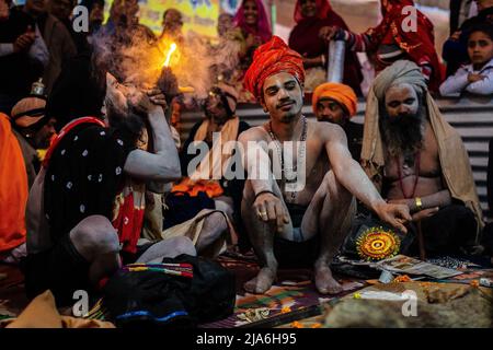 Prayagraj, Uttar Pradesh, Inde. 13th janvier 2019. Un sadhu fume un chillum contenant des cannabinoïdes lors d'un rassemblement d'hommes saints. Tous les douze ans, des millions de fidèles hindous commencent un pèlerinage massif au plus sacré des festivals indiens: Le Kumpha Mela, qui a lieu à Prayagraj, un lieu considéré particulièrement propice parce qu'il est à la confluence du Gange, Yamuna et le mythique Saraswati. On estime qu'en 2019, 120 millions de personnes ont assisté à l'enclos sacré pendant un mois et demi. Ces chiffres, équivalent à la population totale du Japon, an Banque D'Images