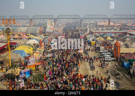 Prayagraj, Uttar Pradesh, Inde. 4th févr. 2019. Des milliers de pèlerins marchent autour de la pop-ville qui a été créée sur les rives du Gange pendant le festival Kumbh Mela. Tous les douze ans, des millions de fidèles hindous commencent un pèlerinage massif au plus sacré des festivals indiens: Le Kumpha Mela, qui a lieu à Prayagraj, un lieu considéré particulièrement propice parce qu'il est à la confluence du Gange, Yamuna et le mythique Saraswati. On estime qu'en 2019, 120 millions de personnes ont assisté à l'enclos sacré pendant un mois et demi. Ces chiffres, Banque D'Images