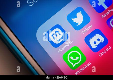 Kumamoto, JAPON - Fév 8 2021 : gros plan application open-source Mastodon et populaires applications SNS (Twitter, Facebook, WhatsApp, discord et Instagram) sur iPhone. Banque D'Images