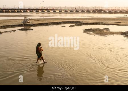 Prayagraj, Uttar Pradesh, Inde. 4th févr. 2019. Un pèlerin marche sur les eaux du Gange pendant le festival Kumbh Mela. Tous les douze ans, des millions de fidèles hindous commencent un pèlerinage massif au plus sacré des festivals indiens: Le Kumpha Mela, qui a lieu à Prayagraj, un lieu considéré particulièrement propice parce qu'il est à la confluence du Gange, Yamuna et le mythique Saraswati. On estime qu'en 2019, 120 millions de personnes ont assisté à l'enclos sacré pendant un mois et demi. Ces chiffres, équivalent à la population totale du Japon, a Banque D'Images