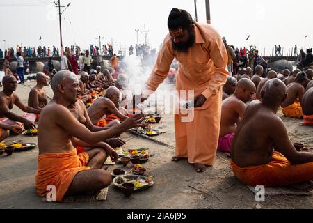 Prayagraj, Uttar Pradesh, Inde. 5th févr. 2019. Les pèlerins commencent les procédures d'initiation pour devenir sadhus pendant le festival Kumgh Mela. Tous les douze ans, des millions de fidèles hindous commencent un pèlerinage massif au plus sacré des festivals indiens: Le Kumpha Mela, qui a lieu à Prayagraj, un lieu considéré particulièrement propice parce qu'il est à la confluence du Gange, Yamuna et le mythique Saraswati. On estime qu'en 2019, 120 millions de personnes ont assisté à l'enclos sacré pendant un mois et demi. Ces chiffres, équivalent à la population totale de Banque D'Images