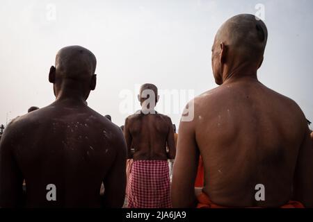 Prayagraj, Uttar Pradesh, Inde. 5th févr. 2019. Les pèlerins regardent le fleuve Ganges pendant les procédures d'initiation pour devenir sadhus au festival Kumgh Mela. Tous les douze ans, des millions de fidèles hindous commencent un pèlerinage massif au plus sacré des festivals indiens: Le Kumpha Mela, qui a lieu à Prayagraj, un lieu considéré particulièrement propice parce qu'il est à la confluence du Gange, Yamuna et le mythique Saraswati. On estime qu'en 2019, 120 millions de personnes ont assisté à l'enclos sacré pendant un mois et demi. Ces chiffres, équivalent à TH Banque D'Images