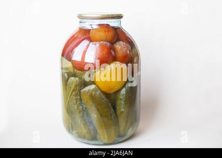 une bote de senne de légumes gâchée. Pot en verre avec des tomates marinées faites maison et des concombres avec champignons blancs et moisissures Banque D'Images