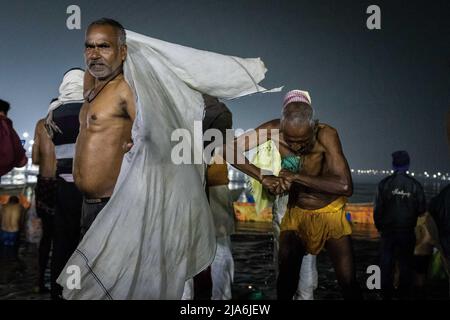 Prayagraj, Uttar Pradesh, Inde. 7th févr. 2019. Les pèlerins s'habillés après leur bain Saint sur le fleuve Ganges pendant la Kumbh Mela. Tous les douze ans, des millions de fidèles hindous commencent un pèlerinage massif au plus sacré des festivals indiens: Le Kumpha Mela, qui a lieu à Prayagraj, un lieu considéré particulièrement propice parce qu'il est à la confluence du Gange, Yamuna et le mythique Saraswati. On estime qu'en 2019, 120 millions de personnes ont assisté à l'enclos sacré pendant un mois et demi. Ces chiffres, équivalant à la population totale de JAPA Banque D'Images