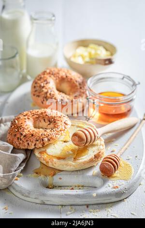 Petits pains dorés doux et sains pour un petit déjeuner savoureux. Petits pains sucrés frais pour le petit-déjeuner. Banque D'Images
