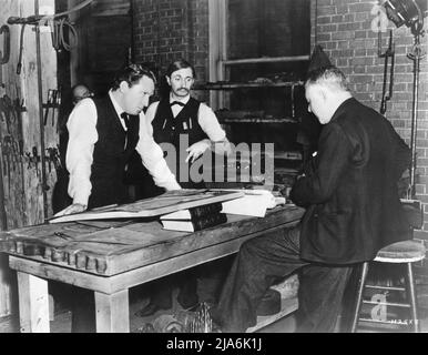 SPENCER TRACY en tant que Thomas Edison et FELIX BRESSART avec le réalisateur CLARENCE BROWN script de contrôle sur le décor franc pendant le tournage d'EDISON, LE RÉALISATEUR DE L'HOMME 1940 CLARENCE BROWN Original Story Dore Schary et Hugo Butler scénario Talbot Jennings et Bradbury Foote Metro Goldwyn Mayer Banque D'Images