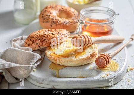 Petits pains dorés chauds et frais pour un délicieux petit déjeuner. Petits pains avec miel et lait pour le petit déjeuner. Banque D'Images