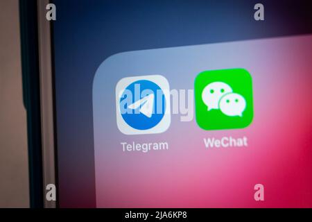 Kumamoto, JAPON - février 15 2021 : Telegram & WeChat sur iPhone. Télégramme Messenger est un service de messagerie instantanée multi plates-formes basé sur le cloud Banque D'Images