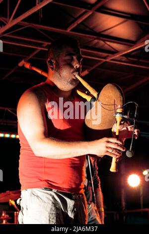 Concert du groupe Goulamas'k pendant le Festival Total Festum et le feu de St-Jean, place Max Rouquette, quartier Arceaux. Montpellier, Occitanie, France Banque D'Images