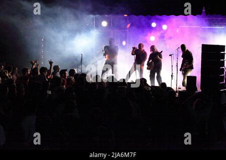 Concert du groupe Goulamas'k pendant le Festival Total Festum et le feu de St-Jean, place Max Rouquette, quartier Arceaux. Montpellier, Occitanie, France Banque D'Images