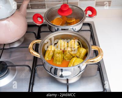 Cuisinière en métal avec flamme sur un fond blanc de cuisine. ( Biber Dolması) Banque D'Images