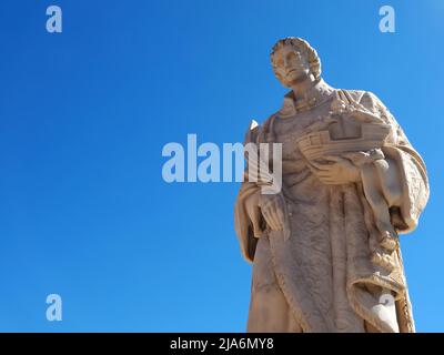 Statue de Sao Vicente ou Saint Vincent à Lisbonne isolée avec un ciel bleu Banque D'Images