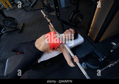 Professionnel sportswoman de musculation pendant l'entraînement à la salle de gym Banque D'Images