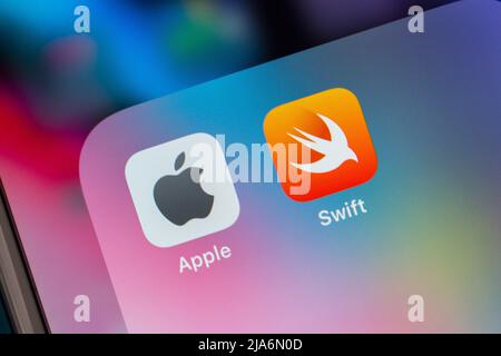 Kumamoto, JAPON - Fév 15 2021 : icônes Apple & Swift sur iPhone. SWIFT est un langage de programmation compilé, multi-paradigme, à usage général, d'Apple Inc Banque D'Images