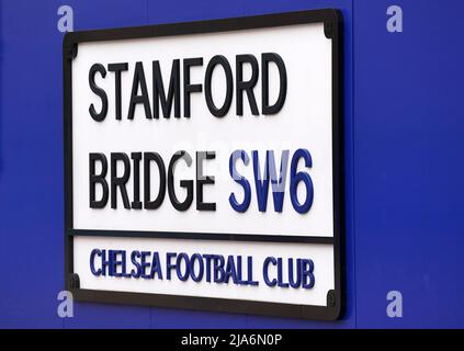 Photo du dossier datée du 25-05-2022 d'Une vue générale d'un panneau de pont Stamford à l'extérieur du sol après que Chelsea ait confirmé un accord de vente du club au consortium Todd Boehly/Clearlake Capital et s'attend à ce que la vente soit terminée lundi. Date de publication : samedi 28 mai 2022. Banque D'Images