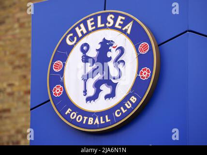 Photo du dossier datée du 25-05-2022 d'Une vue générale d'une crête de Chelsea à Stamford Bridge, après que Chelsea ait confirmé une entente de vente du club au consortium Todd Boehly/Clearlake Capital et s'attend à ce que la vente soit terminée lundi. Date de publication : samedi 28 mai 2022. Banque D'Images