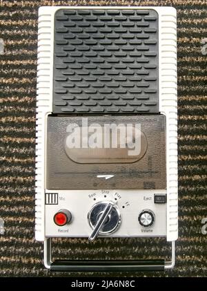 ancien lecteur/enregistreur de cassettes portable du modèle 1960s inconnu Banque D'Images