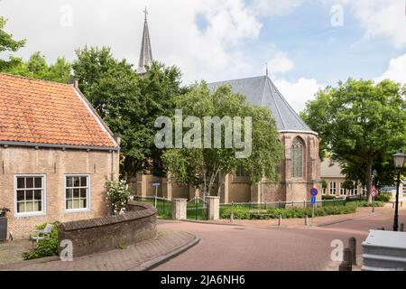 Église dans le pittoresque village hollandais de Heenvliet. Banque D'Images